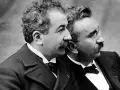 I fratelli Lumière, pionieri del cinema, in un ritratto che ci fa chiedere: che cos è il cinema?