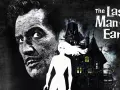 Il volto di Vincent Price domina l'immagine, con una casa gotica e una figura bianca spettrale. Un classico tra i migliori film distopici.