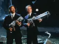 Agent J e K, in un perfetto esempio di buddy movie, brandiscono armi futuristiche, pronti a difendere la Terra.