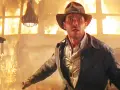 Indiana Jones in un edificio in fiamme, un momento iconico di film azione e avventura.