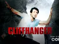 Sylvester Stallone in una scena mozzafiato di Cliffhanger, la serie tv che ti tiene col fiato sospeso tra le vette innevate.