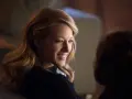 Adaline, la protagonista di "Adaline l'eterna giovinezza storia vera", sorride con i suoi capelli biondi ondulati.