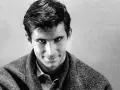 Primo piano di un uomo con un'espressione inquietante, un'icona del cinema psycho di Gus Van Sant.
