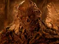 Un terrificante mostro fatto di radici e carne, un vero incubo fanta horror, emerge dall'oscurità con occhi vuoti e artigli affilati.