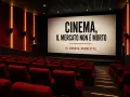 Sala cinematografica vuota con schermo che recita "CINEMA, IL MERCATO NON È MORTO". Un'immagine che riflette la crisi del cinema, ma con un messaggio di speranza.