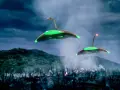 Due astronavi aliene sorvolano un paesaggio devastato, con fumo e fiamme che si levano dal terreno. La scena evoca la minaccia de "la guerra dei mondi (film 1953)".