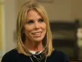 Cheryl Hines, nota per i suoi film e programmi TV, sorride con i suoi capelli biondi e gli occhi azzurri.