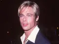 Brad Pitt, uno degli attori importanti, con i suoi iconici capelli biondi e gli occhi azzurri, in un evento serale.