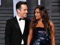 Mindy Kaling e BJ Novak, co-protagonisti di film e programmi TV, sorridono l'uno all'altra.