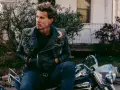 Austin North, protagonista di film e programmi TV, con giacca di pelle e moto.