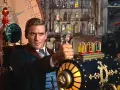 Un uomo con un'invenzione steampunk, un vero film primer per gli amanti della fantascienza.
