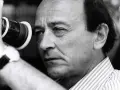 Regista con cinepresa, pronto a catturare storie per un **free cinema** che parla a tutti.