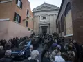Funeral procession in Rome. The causa morte di Manuel De Sica remains unknown, but the crowd gathers to pay their respects.