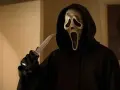Ghostface, icona dei film horror, brandisce un coltello, pronto a terrorizzare.