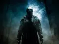 Jason Voorhees, figura iconica dell'orrore, emerge da un bosco nebbioso. La sua storia vera è un incubo senza fine.