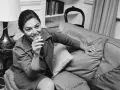 Anne Bancroft sorride con una sigaretta in mano, un'immagine che evoca la sua vivacità, prima che la causa morte la portasse via.