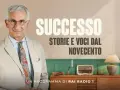 Un uomo con occhiali e cravatta colorata, sullo sfondo il titolo "Successo: Storie e voci dal Novecento". Un programma radiofonico che lo può diventare un film.