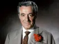 Ritratto di Vittorio De Sica, con un fiore rosso all'occhiello, forse la sua ultima apparizione pubblica.