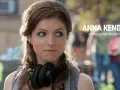 Anna Kendrick con cuffie, in un'immagine che celebra i suoi programmi TV e la sua carriera.