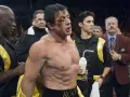 Rocky Balboa, con un occhio nero e il volto insanguinato, è pronto per un altro round.