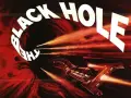 Locandina del film "The Black Hole": un'astronave affronta un vortice cosmico rosso e nero, con raggi di luce che squarciano l'oscurità.