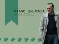 Uomo con trench e jeans, sullo sfondo la scritta "glossario PIANO SEQUENZA SENZA STACCHI".