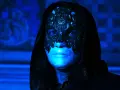 Volto mascherato con illuminazione blu intensa, un'immagine che evoca mistero e terrore, perfetta per i film horror più visti.