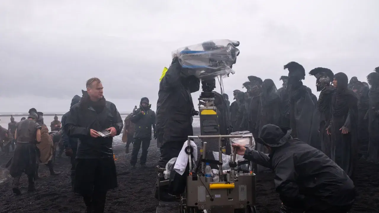 Regista e troupe sul set di un film, con comparse vestite da antichi guerrieri. Un momento di magia dell'industria cinematografica americana.