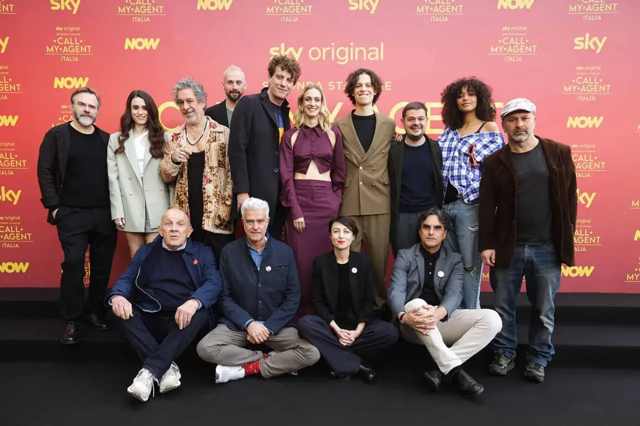 Il cast di "Call My Agent - Italia" (Cold Case Stagione 4) posa sorridente.