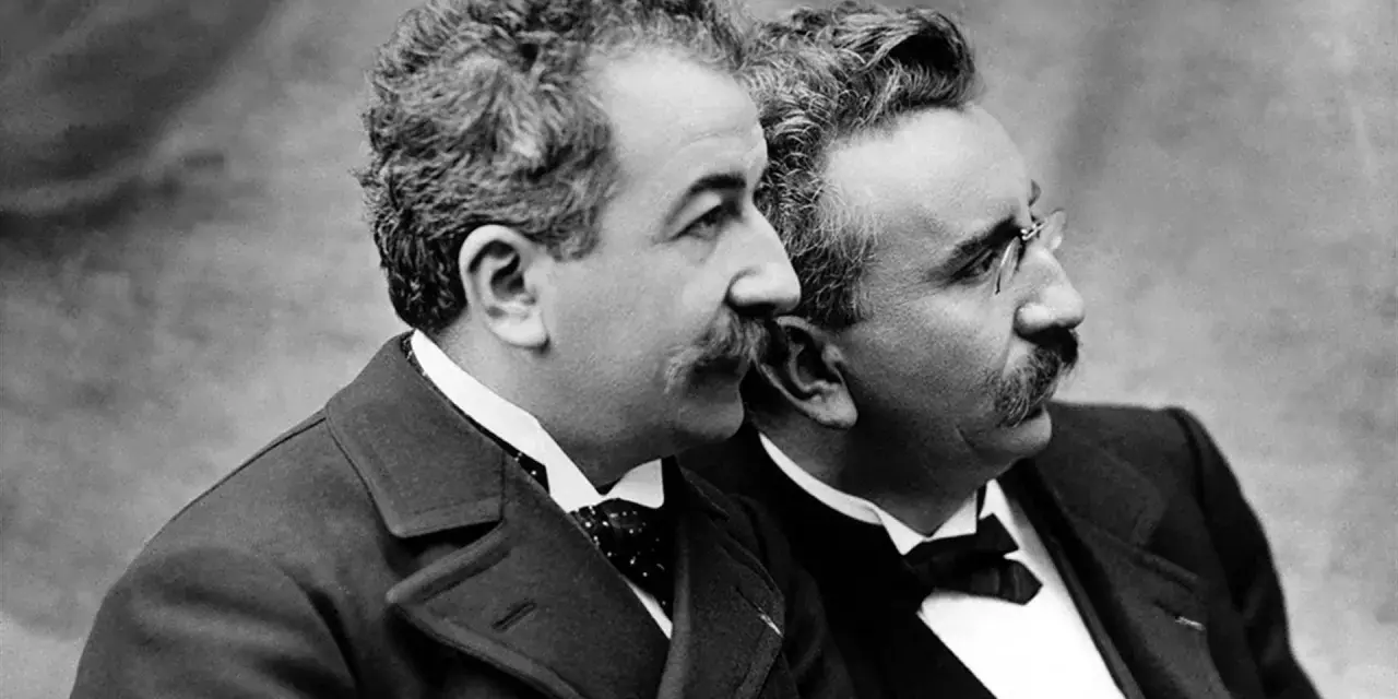 I fratelli Lumière, pionieri del cinema, in un ritratto che ci fa chiedere: che cos è il cinema?