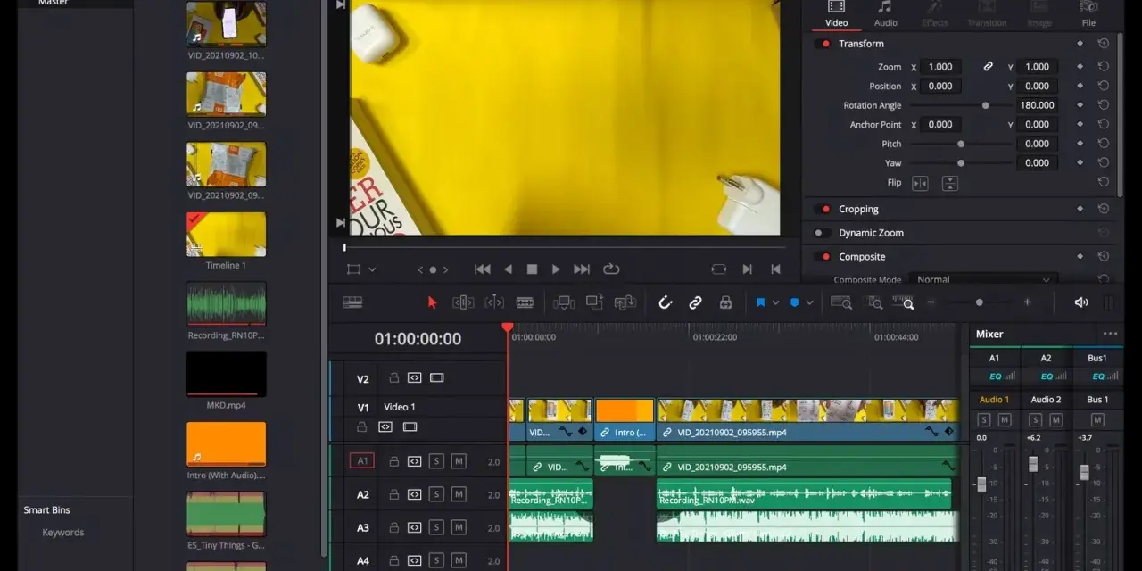 Interfaccia di DaVinci Resolve 17, un software di editing video, con timeline e impostazioni. Un confronto tra Davinci Resolve vs Premiere Pro è in corso.
