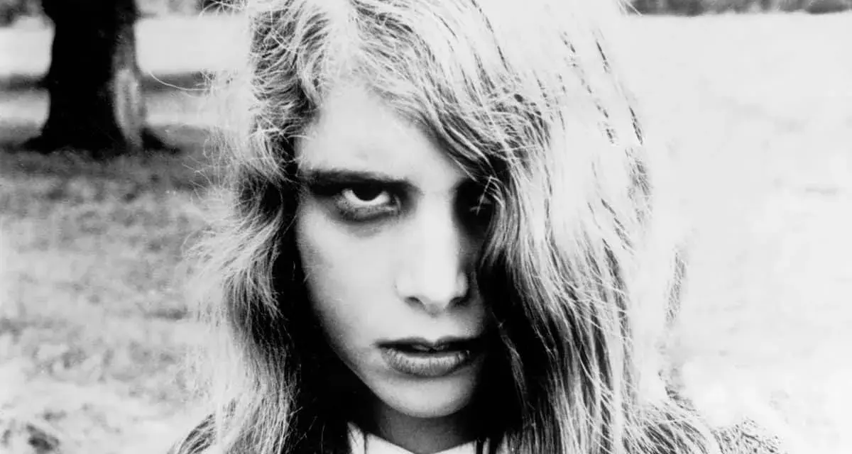 Primo piano di una bambina con sguardo inquietante, capelli lunghi e spettinati. Un'immagine iconica per chi ama i film trash da vedere.