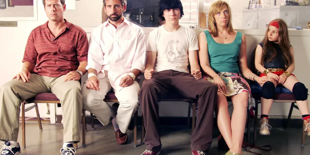 Un gruppo di persone, tra cui Steve Carell, siede in attesa, un momento iconico di film indipendenti famosi.