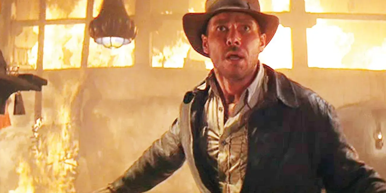 Indiana Jones in un edificio in fiamme, un momento iconico di film azione e avventura.