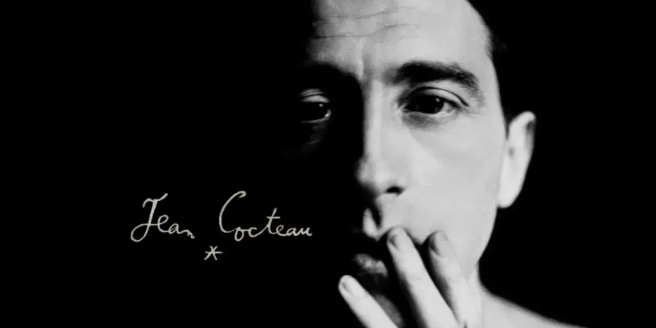 Primo piano di un volto illuminato da un lato, con la firma "Jean Cocteau" in corsivo. Un'immagine evocativa dei suoi film.