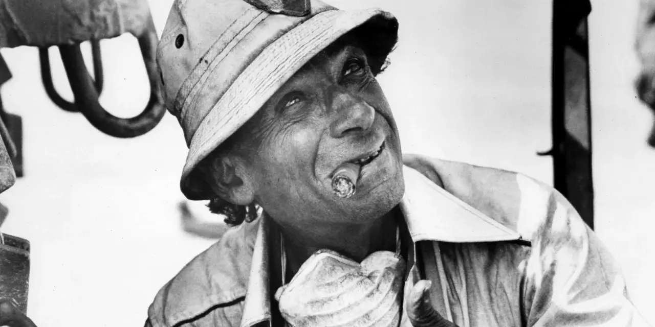 Un uomo con un sigaro in bocca e un cappello da esploratore, in un'immagine iconica di un film di Samuel Fuller.