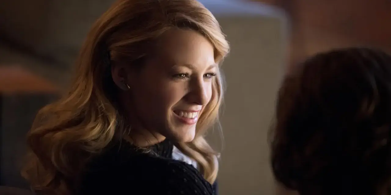 Adaline, la protagonista di "Adaline l'eterna giovinezza storia vera", sorride con i suoi capelli biondi ondulati.