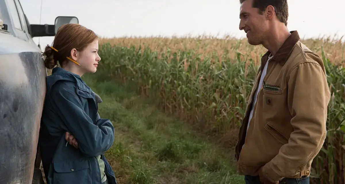 Un padre e una figlia in un campo di mais. Un film da vedere assolutamente, con una storia che ti cattura.
