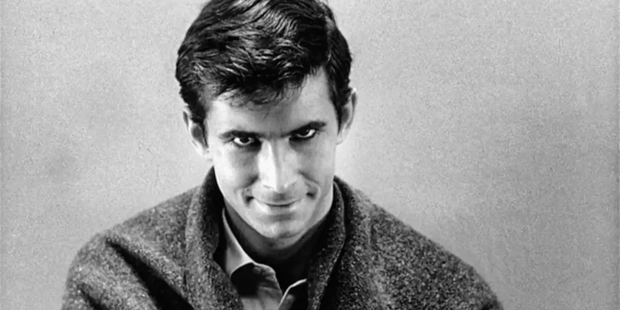 Primo piano di un uomo con un'espressione inquietante, un'icona del cinema psycho di Gus Van Sant.