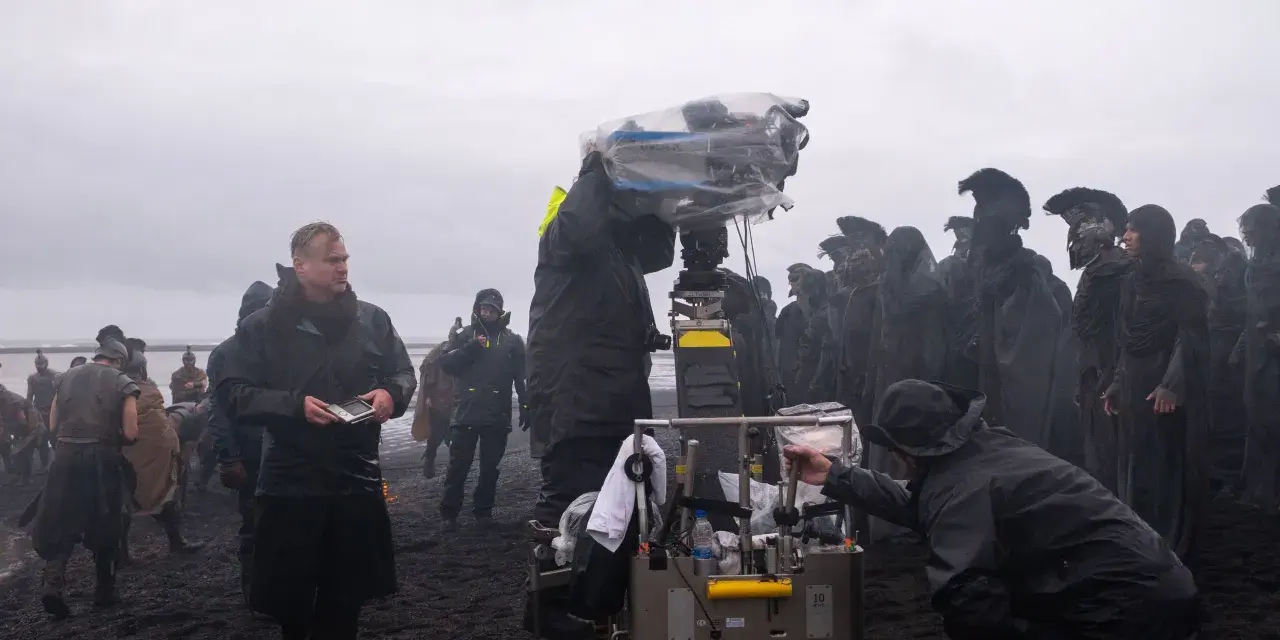 Regista e troupe sul set di un film, con comparse vestite da antichi guerrieri. Un momento di magia dell'industria cinematografica americana.