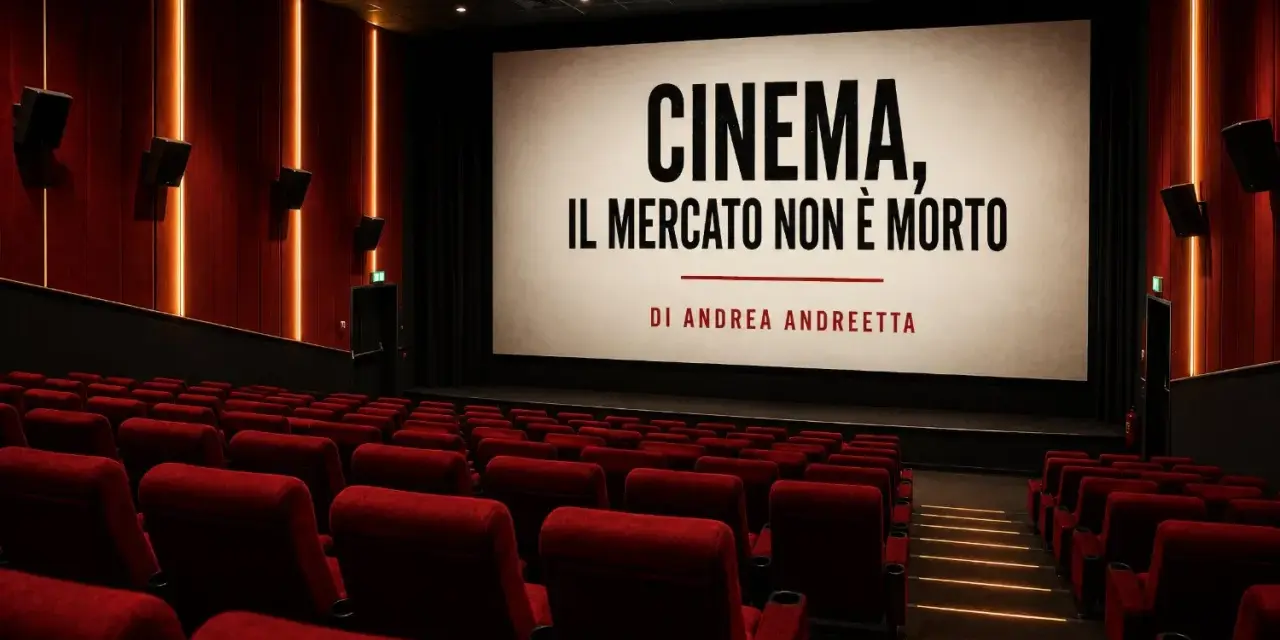 Sala cinematografica vuota con schermo che recita "CINEMA, IL MERCATO NON È MORTO". Un'immagine che riflette la crisi del cinema, ma con un messaggio di speranza.