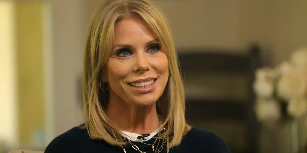 Cheryl Hines, nota per i suoi film e programmi TV, sorride con i suoi capelli biondi e gli occhi azzurri.