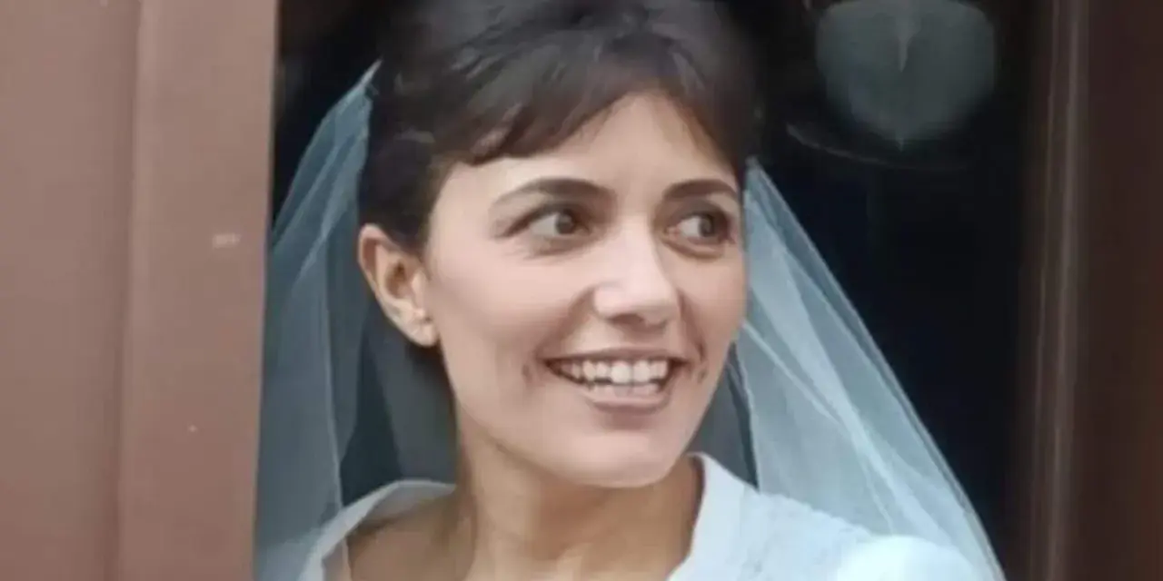 La sposa cast, con un velo leggero, sorride con gioia, pronta per il suo grande giorno.