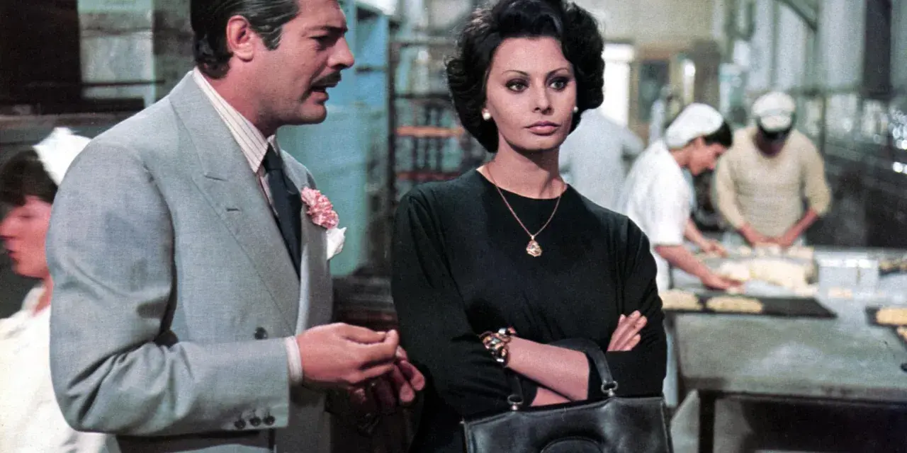 Marcello Mastroianni e Sophia Loren, icone delle commedie all'italiana, in una scena che evoca sapori e storie del cinema.