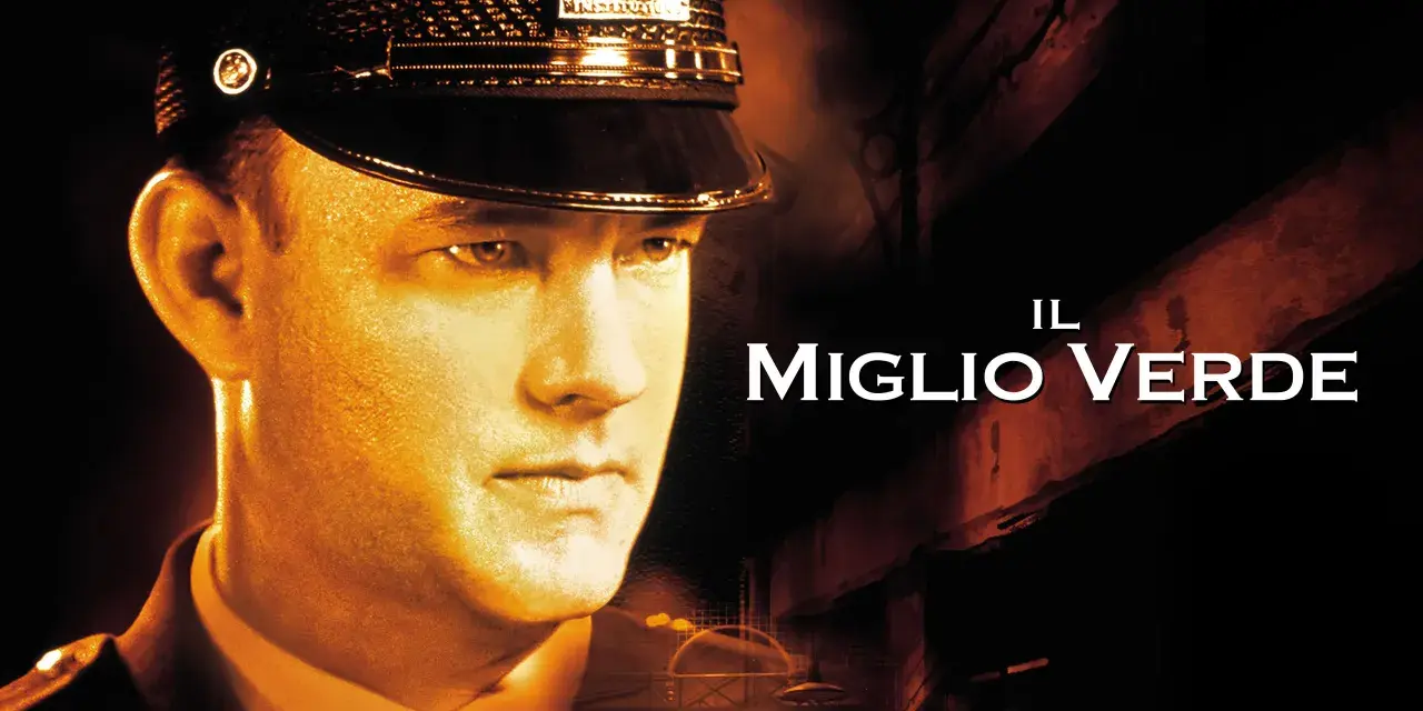 Tom Hanks in uniforme da secondino, primo piano, con il titolo "Il Miglio Verde" e un'atmosfera cupa.