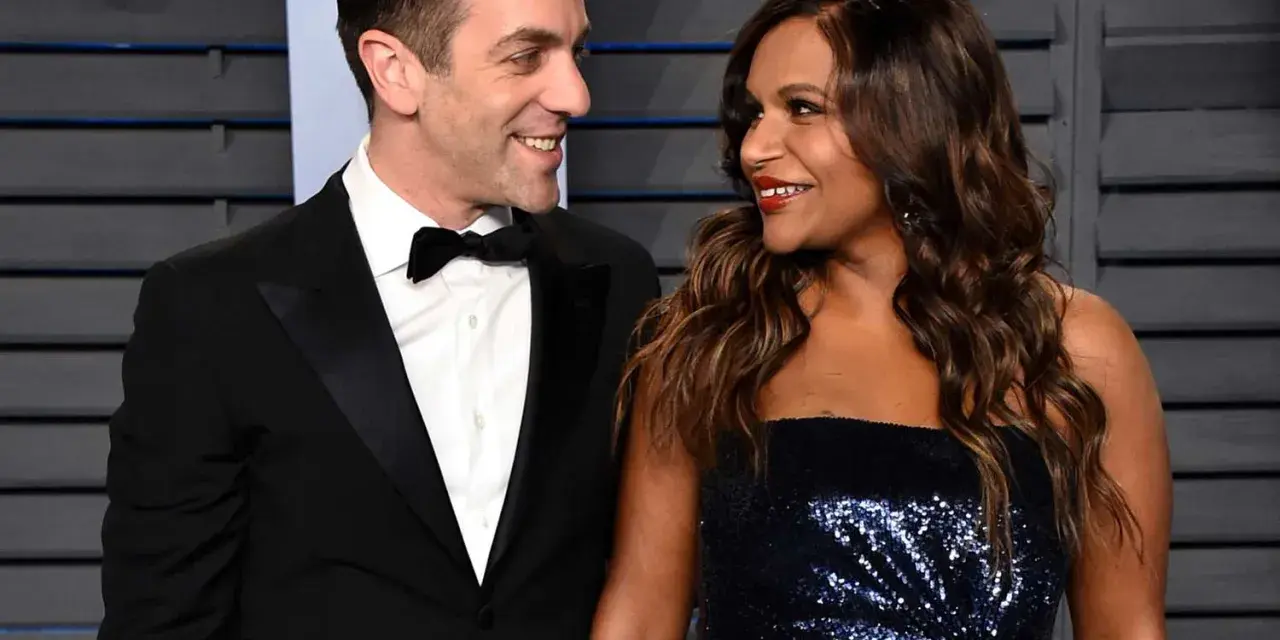 Mindy Kaling e BJ Novak, co-protagonisti di film e programmi TV, sorridono l'uno all'altra.