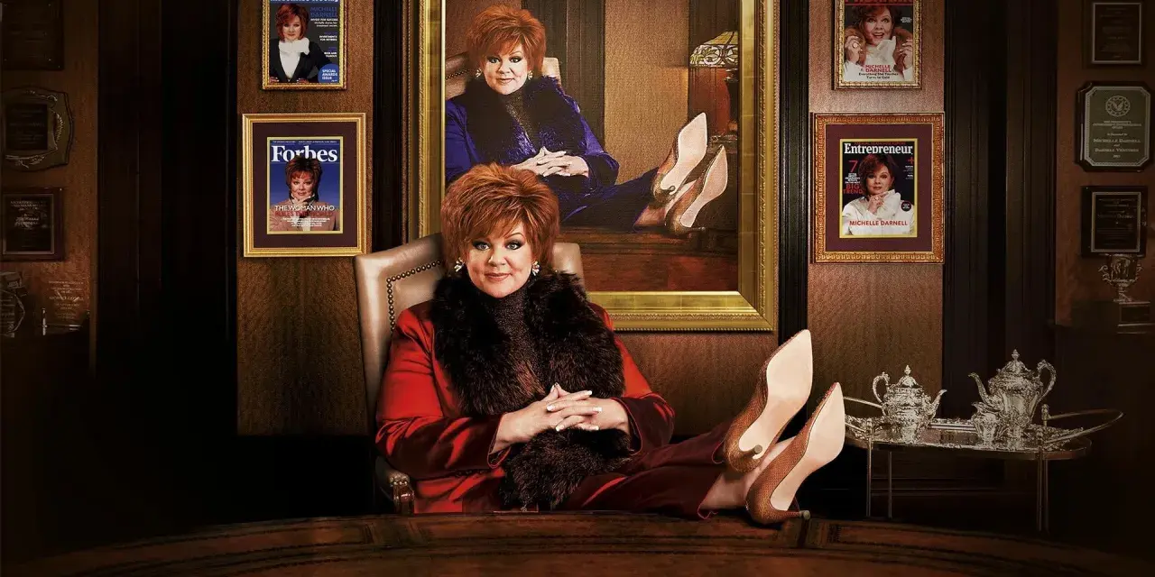 Michelle Darnell, protagonista di film e programmi TV di Ben Falcone, troneggia nel suo ufficio, circondata da copertine di riviste che celebrano il suo successo.