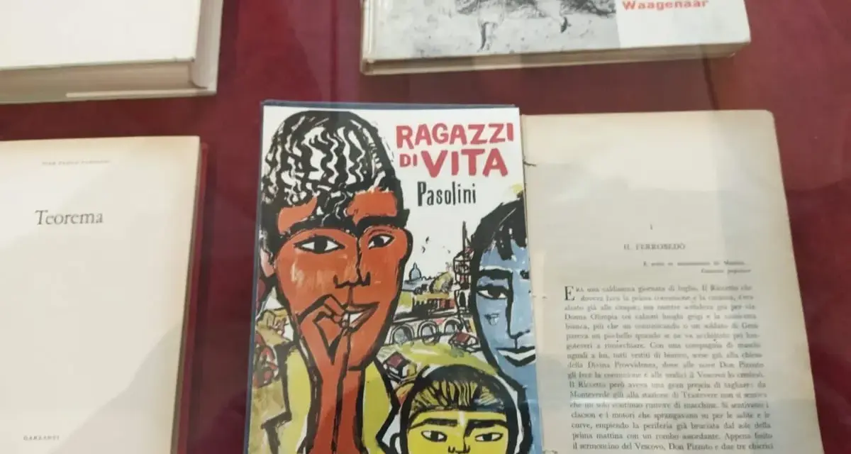 Copertina di "Ragazzi di vita" di Pasolini, con un libro di Pier Paolo Pasolini e un altro intitolato "Teorema".