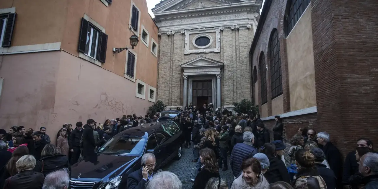 Funeral procession in Rome. The causa morte di Manuel De Sica remains unknown, but the crowd gathers to pay their respects.