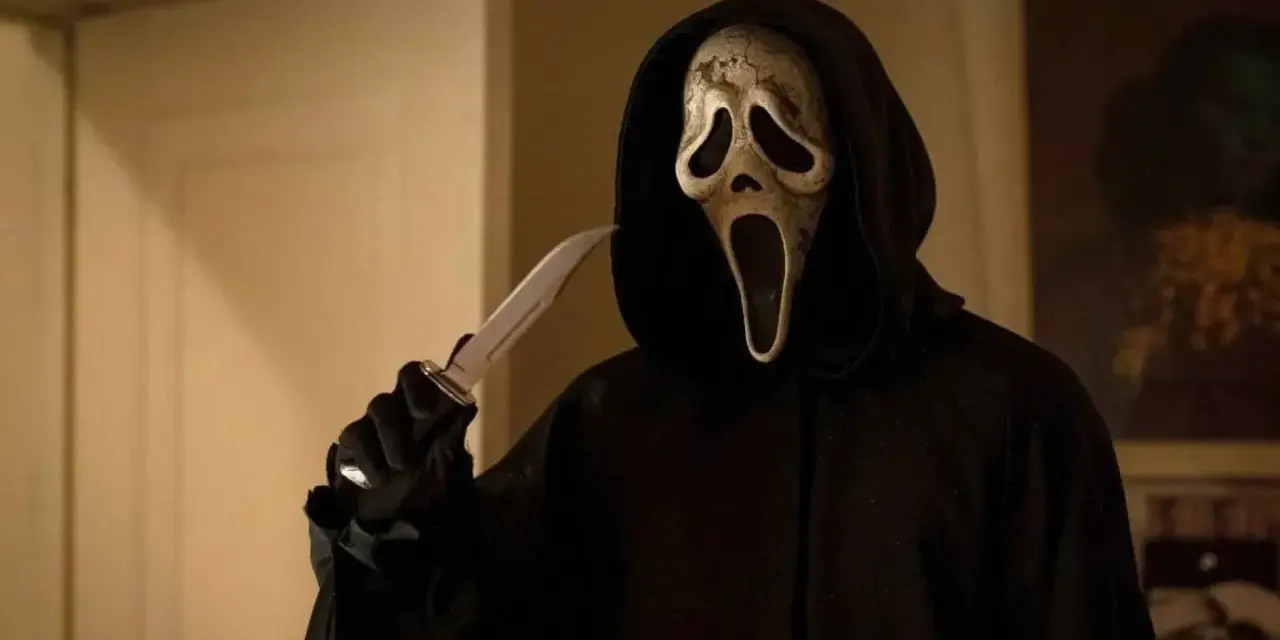 Ghostface, icona dei film horror, brandisce un coltello, pronto a terrorizzare.